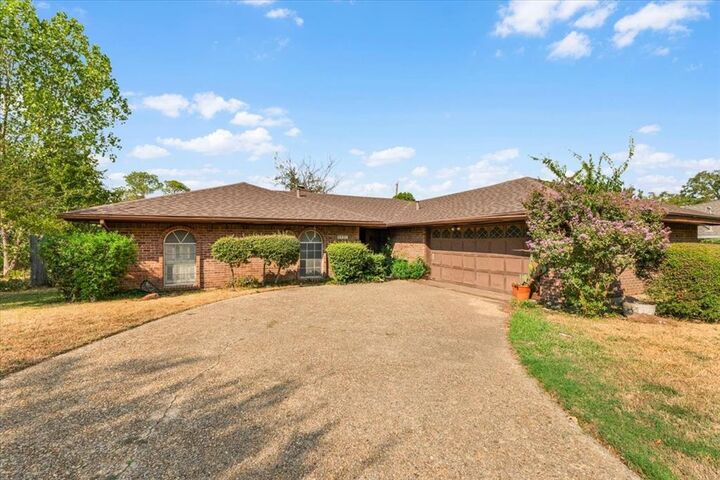 Property Photo:  1007 Field Crest Court  TX 76012 