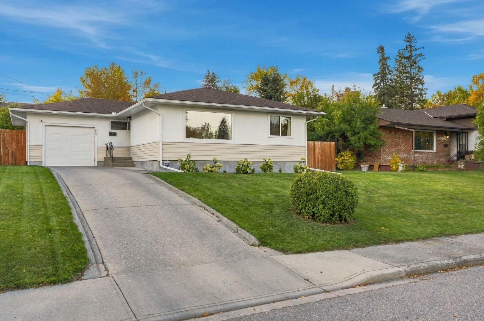 Property Photo:  6031 Thornbank Drive NW  AB T2K 3P4 