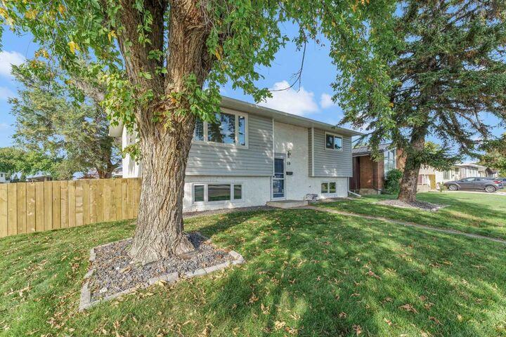 Property Photo:  60 Gray Crescent NW  AB T1A 7E1 