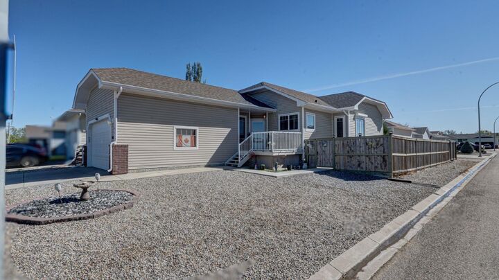 Property Photo:  405 46 Avenue W  AB T0L 0T0 