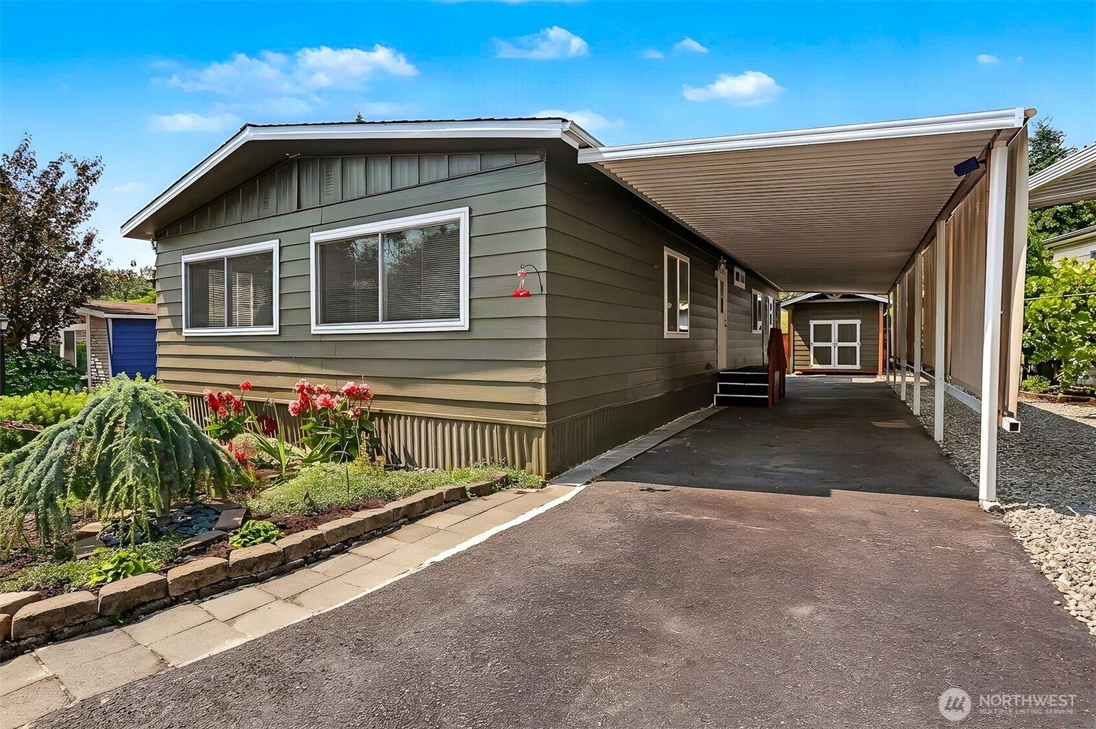 Property Photo: 1121 244th Street SW 6 WA 98021