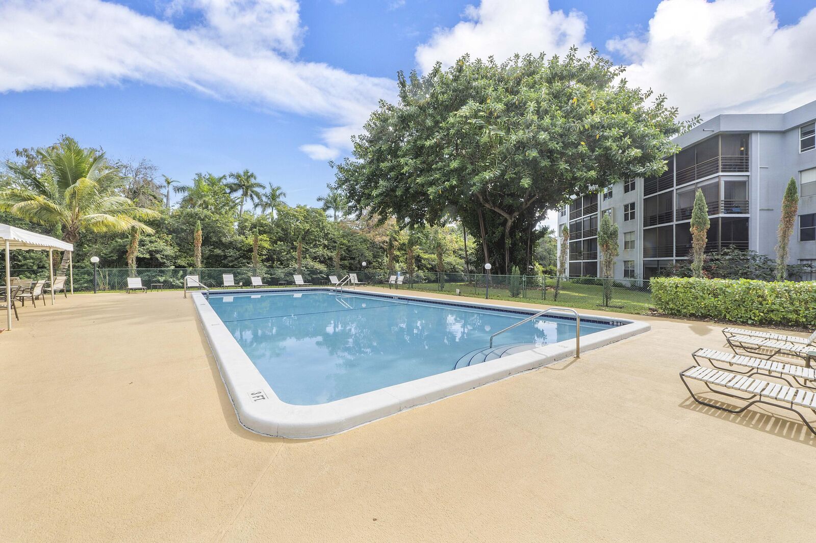 Property Photo: 113 Royal Park Drive 1H FL 33309