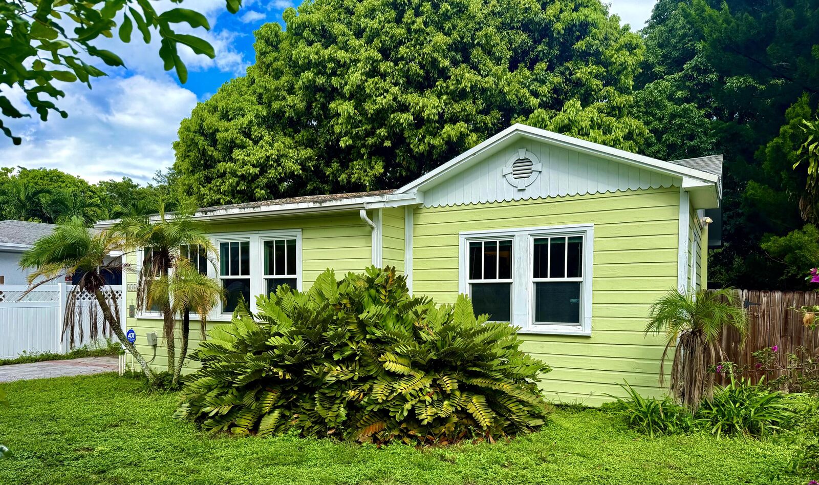 Property Photo:  636 SW 7th Avenue  FL 33315 