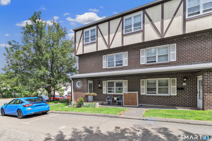 Property Photo: 11 Savin Park 11 CT 06516