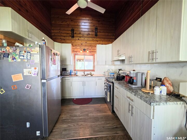 Property Photo:  121 10th Avenue NE  SK S9H 2T1 