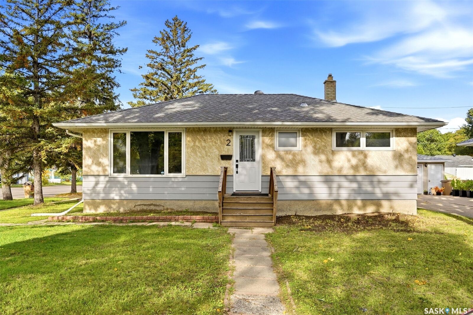 Property Photo:  2 Sampson Place  SK S4R 4R4 