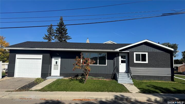 Property Photo:  1020 9th Avenue E  SK S4N 0H3 
