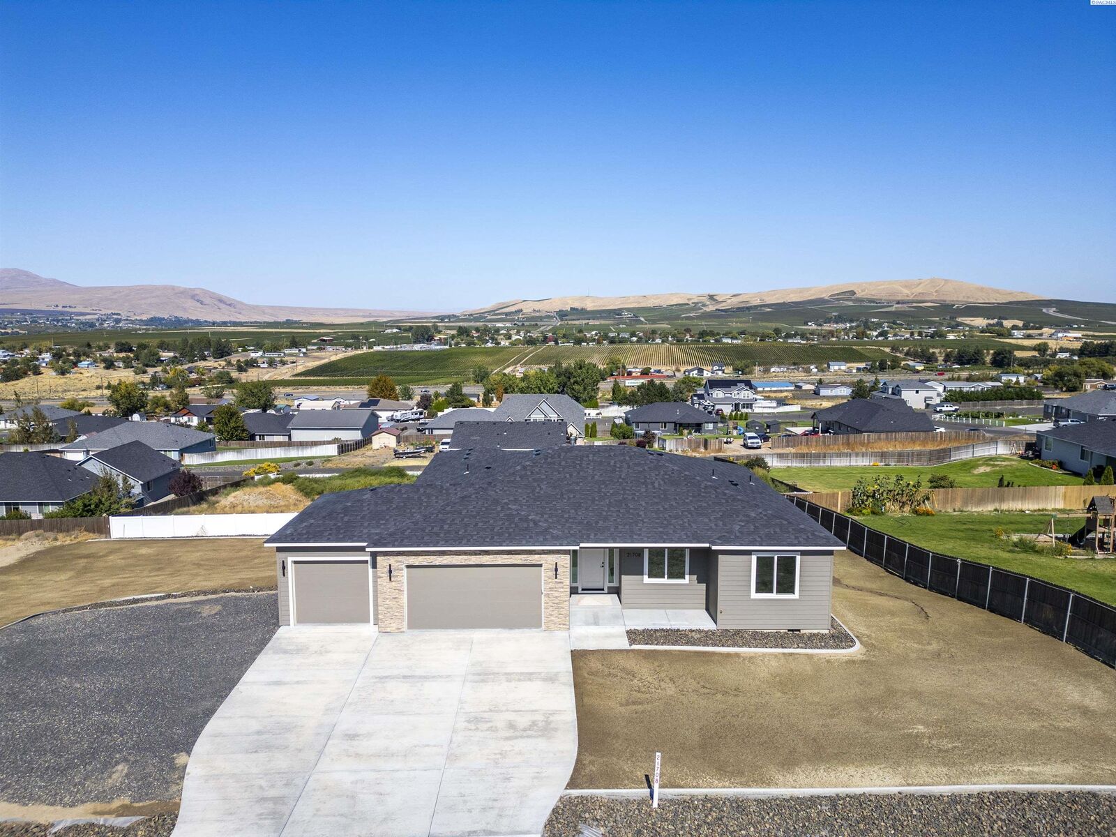 Property Photo:  21708 E Plum Place  WA 99320 