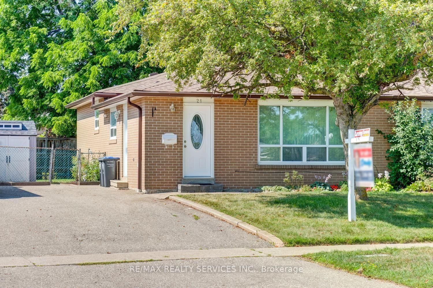 Property Photo:  21 Finchgate Boulevard  ON L6T 3H7 
