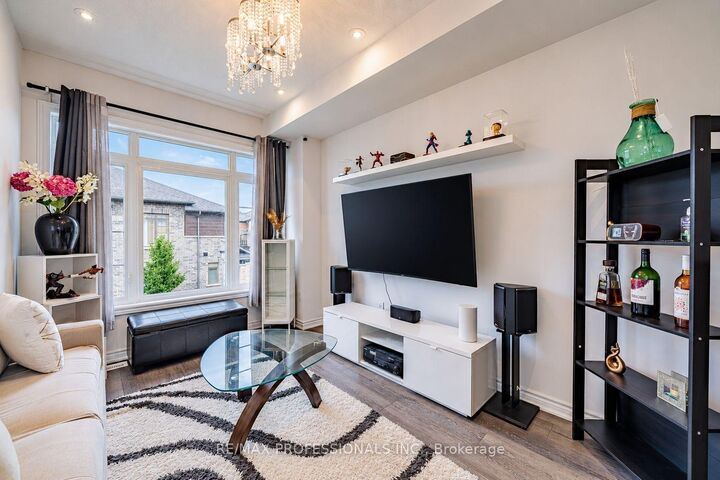 Property Photo:  61 Soho Street 19  ON L8J 0M6 