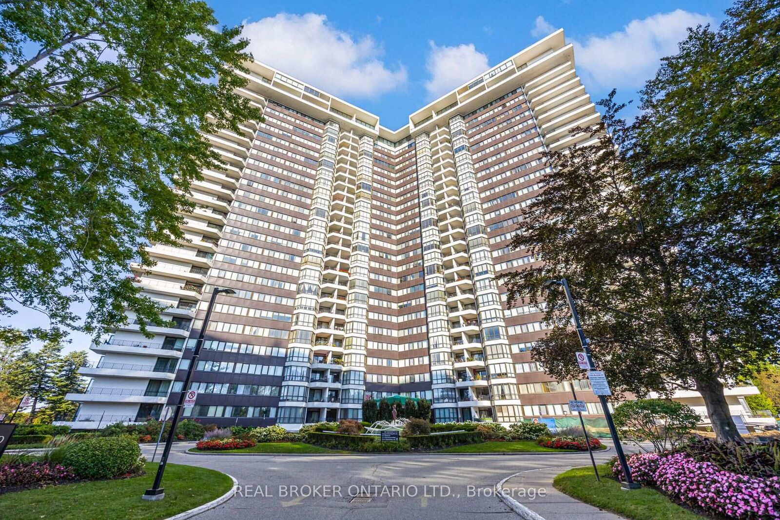 Property Photo:  1333 Bloor Street 1809  ON L4Y 3T6 