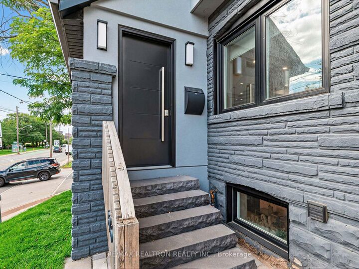 Photo de la propriété: 1526 Davenport Road ON M6H 2H8