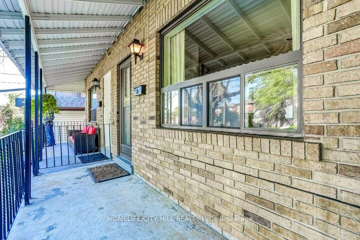 Photo de la propriété: 136A Caledonia Road ON M6E 4S7