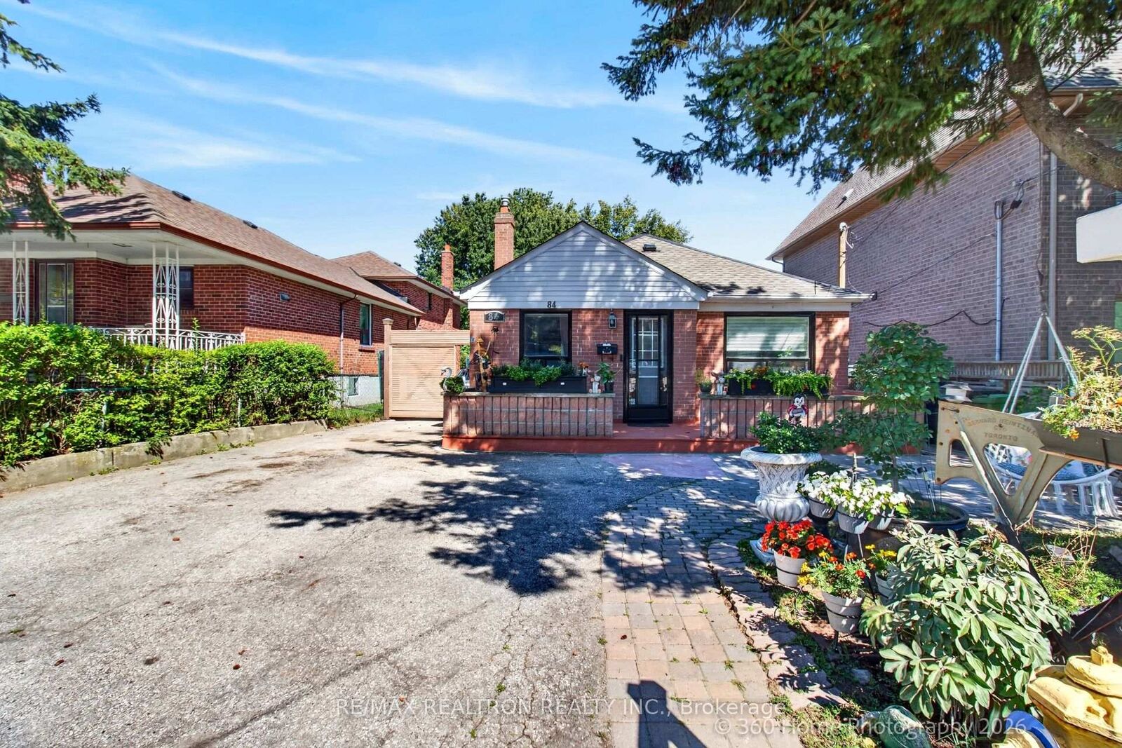 Photo de la propriété:  84 Ranee Avenue  ON M6A 1N2 