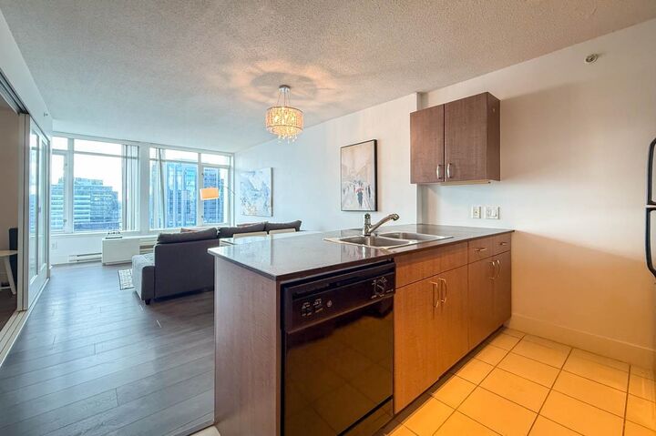 Property Photo:  610 Granville Street 2113  BC V6C 3T3 