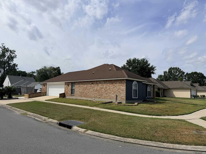 Property Photo:  801 Chemin Dr  LA 70714 