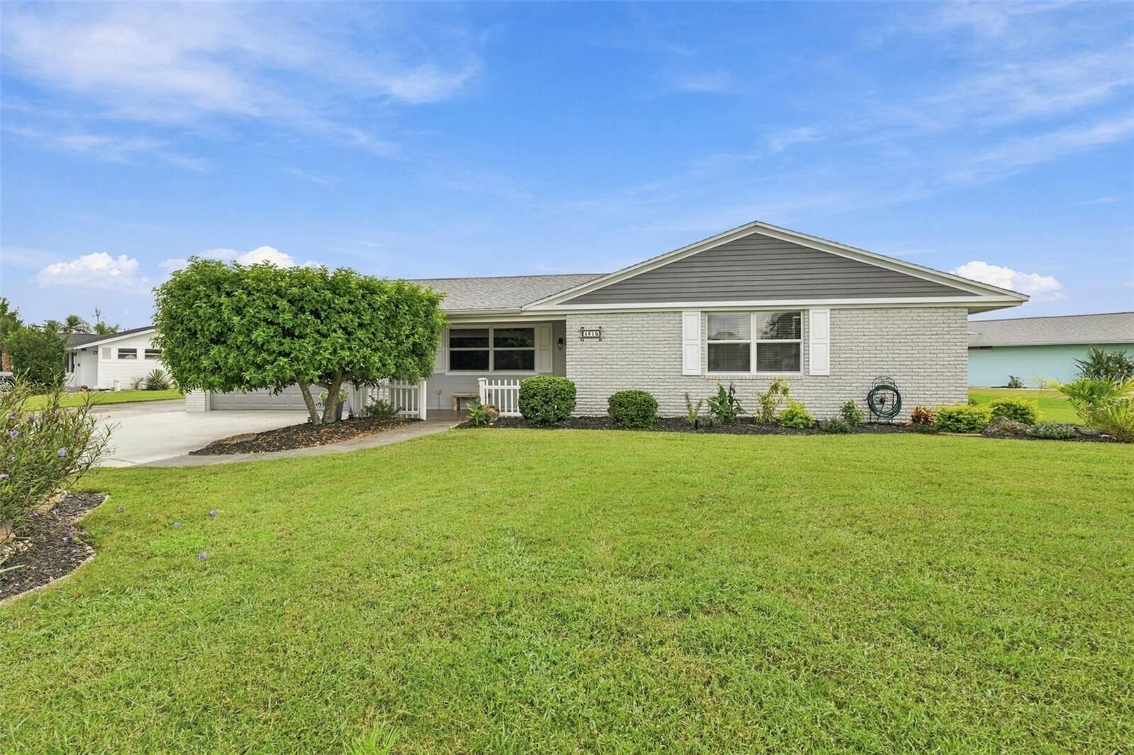 Property Photo:  1810 Milford Circle  FL 33573 