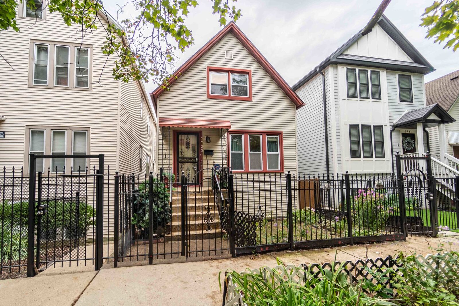 Property Photo:  2733 N Artesian Avenue  IL 60647 