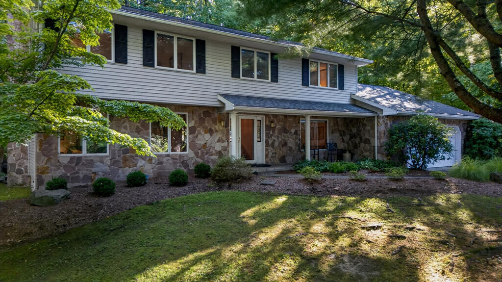 Property Photo: 283 Queen Esther Dr PA 18840