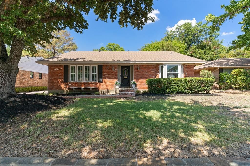 Property Photo: 6759 E Mockingbird Lane TX 75214