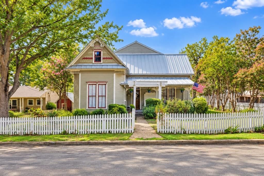 Property Photo: 602 Storrs Street TX 75087