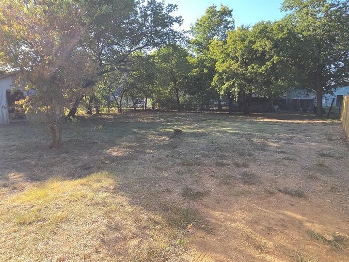 Property Photo:  1013 E Tennie  TX 76240 