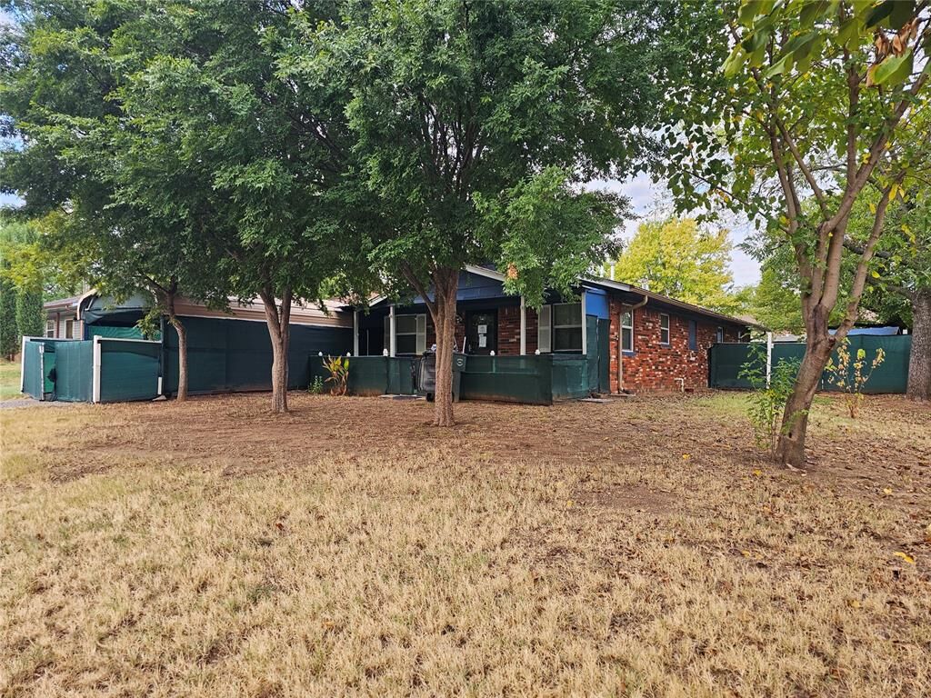 Property Photo: 1417 S East Avenue OK 73075