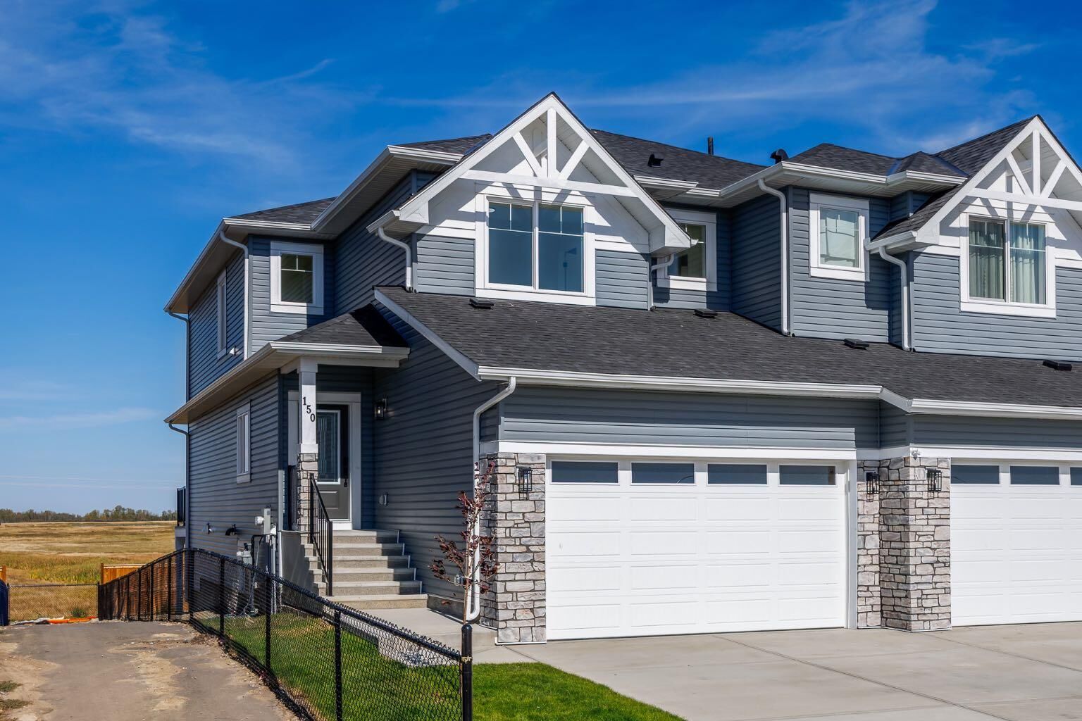 Property Photo:  150 Lakewood Crescent  AB T1P 0G6 