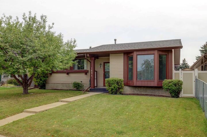 Property Photo:  1834 Summerfield Boulevard SE  AB T4B 1V3 