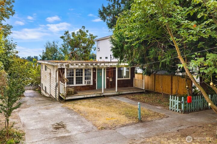 Property Photo:  440  26th Avenue E  WA 98112 