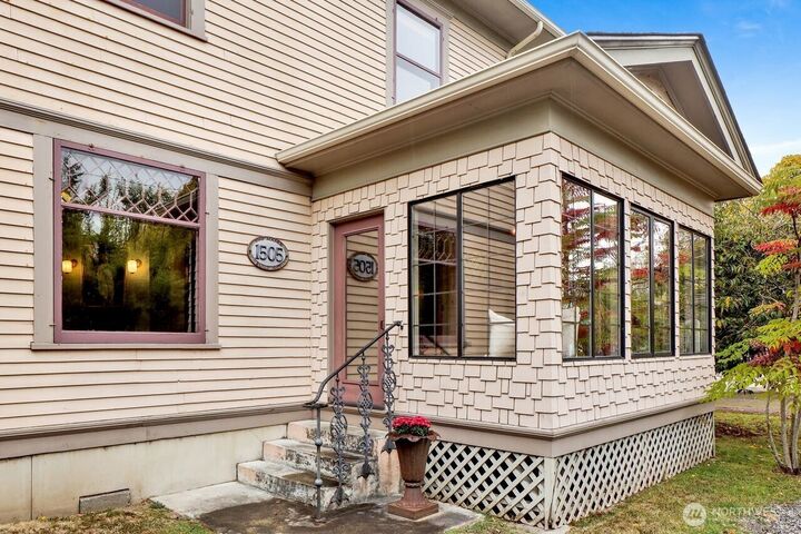 Property Photo:  1505  Broadway  WA 98225 