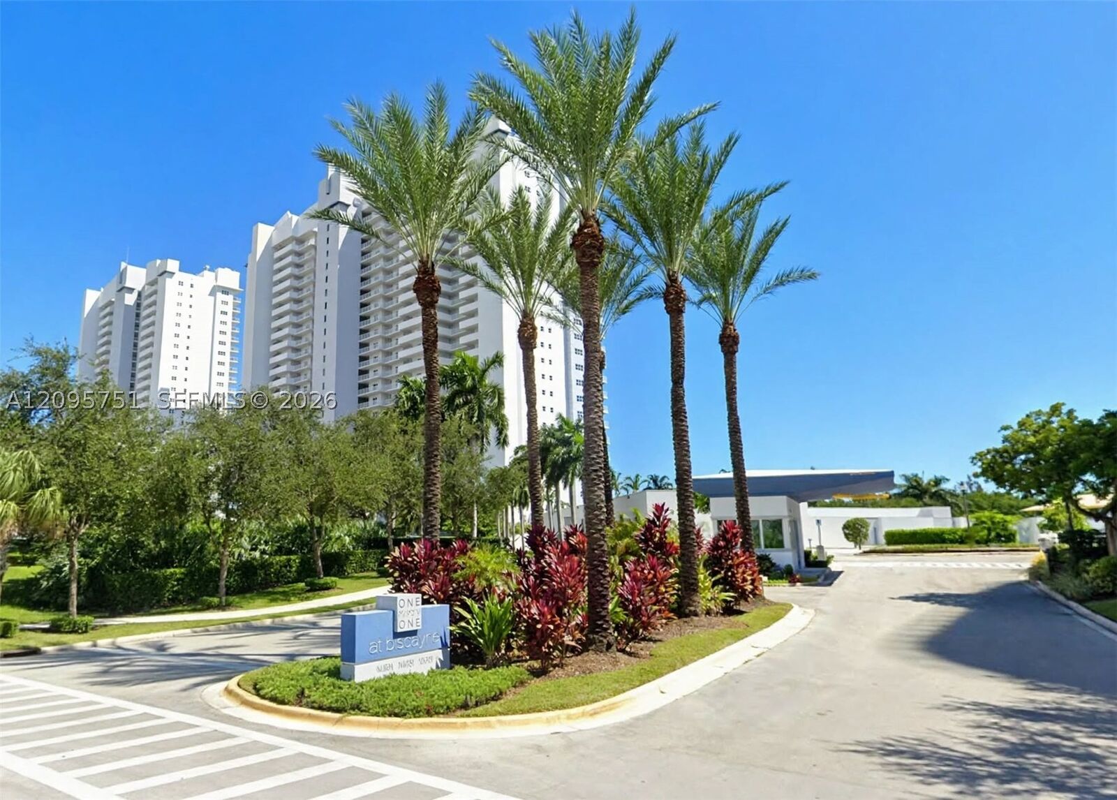 Property Photo: 15051 Royal Oaks Ln 1704 FL 33181