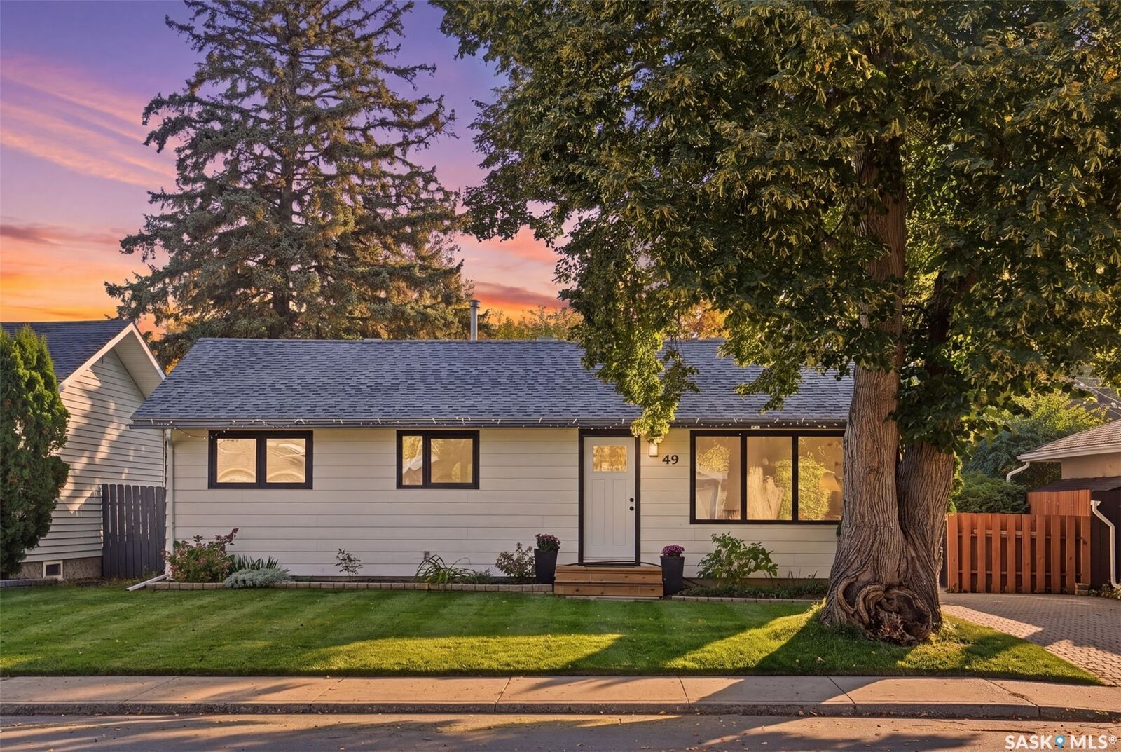 Property Photo:  49 Mackenzie Crescent  SK S7J 2R4 