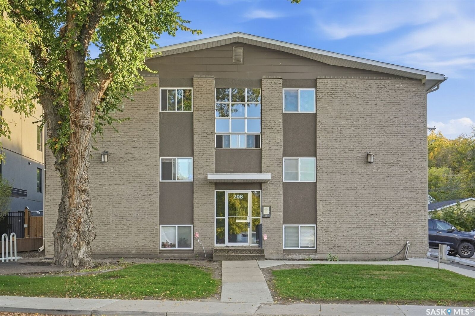 Property Photo: 208 Saskatchewan Crescent E 204 SK S7N 0K6