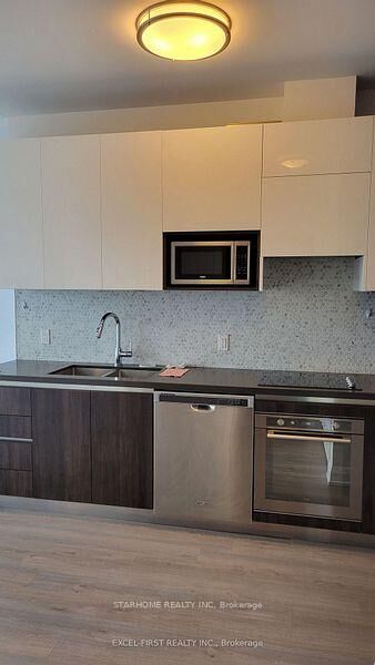 Property Photo:  15 Water Walk Drive 2601  ON L6G 0G2 