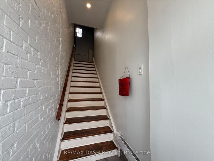 Property Photo:  1303 Bloor Street W 2  ON M6H 1P1 