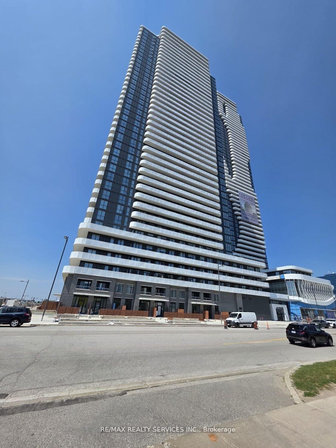 Property Photo:  8 Interchange Way 509  ON L4K 5Z7 