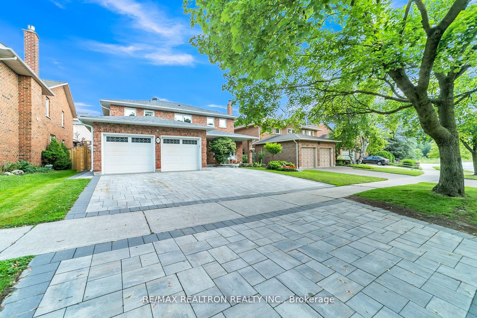 Property Photo: 107 Golf Links Drive ON L4G 3V4
