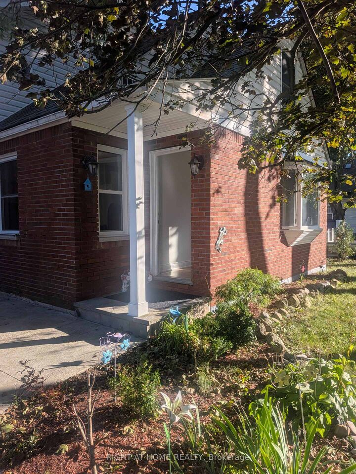 Property Photo:  242 Arthur Street Suite B  ON L7J 1M1 