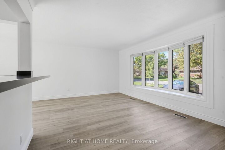 Property Photo:  49 Beverly Crescent  ON L3C 3P7 