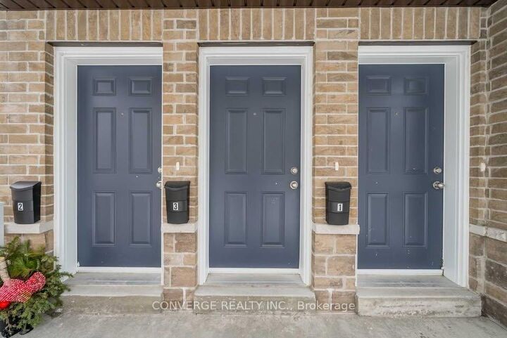 Property Photo:  75 Hogarth Street 1  ON L1H 1Y5 