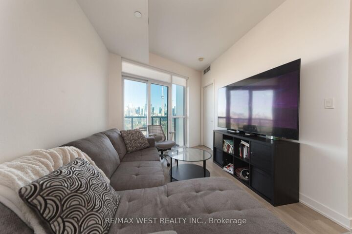 Photo de la propriété:  50 Ordnance Street 1810  ON M6K 0C9 