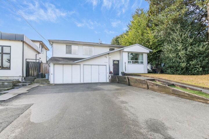 Property Photo:  31568 Oakridge Crescent  BC V2T 6A6 