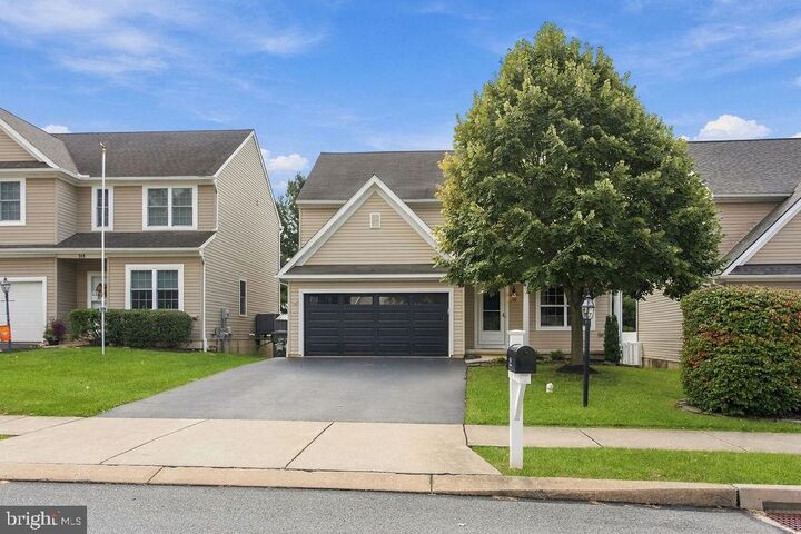 Property Photo: 355 Sunbury Way PA 17356