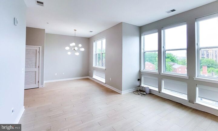 Property Photo: 989 S Buchanan Street 425 VA 22204