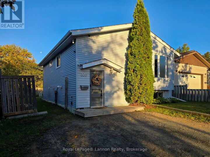 Property Photo:  550 Lanark Crescent  ON P7A 7V6 
