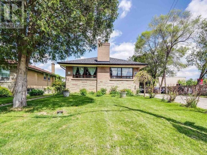Property Photo:  17 Bryant Street Bast  ON M3H 4Z8 