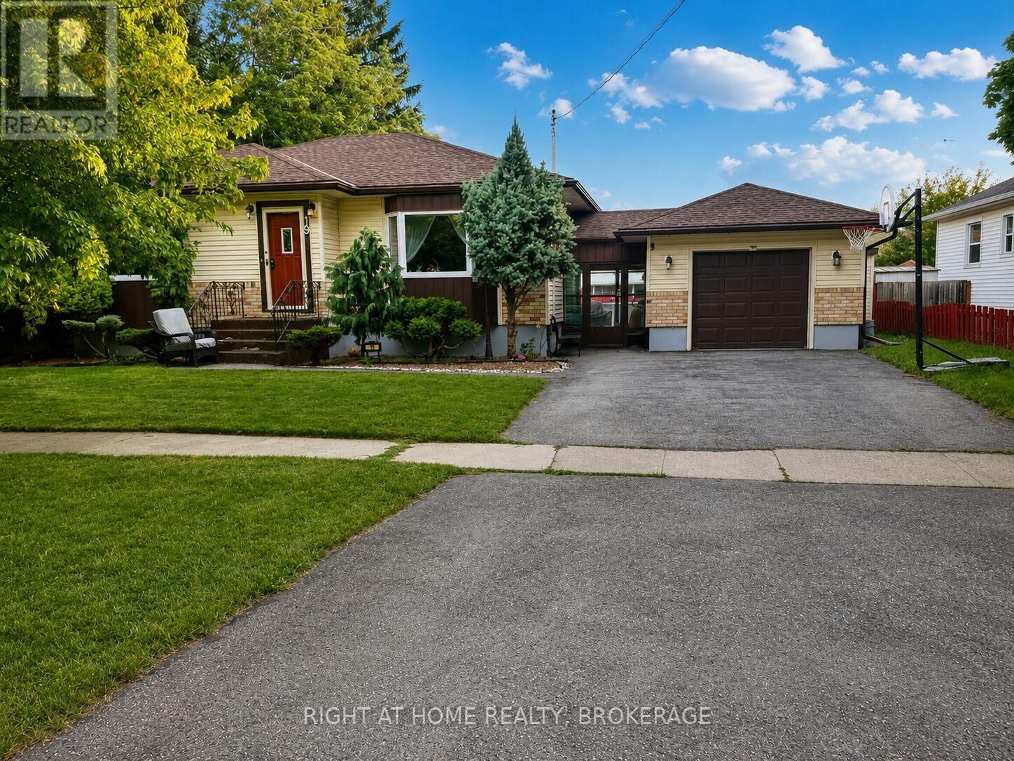 Property Photo:  19 White Street  ON L2N 1Z3 