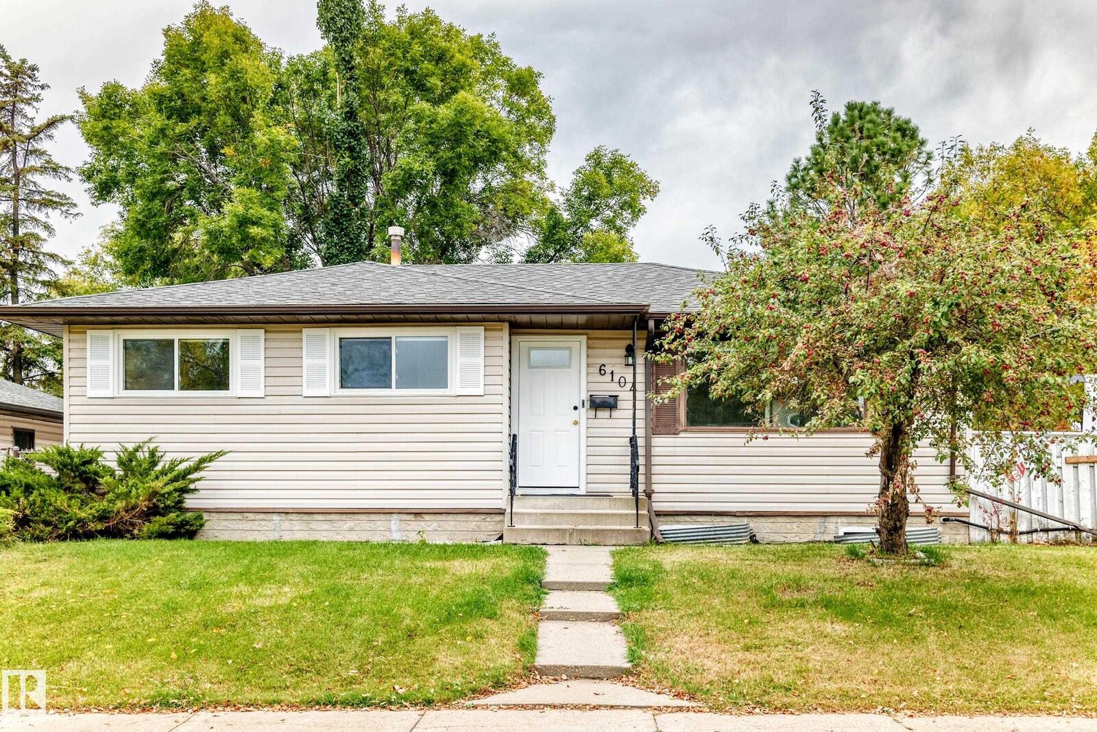 Property Photo:  6104 149 Avenue NW  AB T5A 1V8 