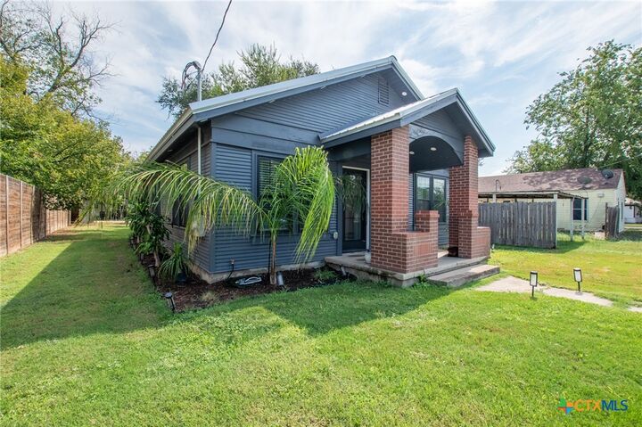 Property Photo: 207 S Chestnut Street TX 76550